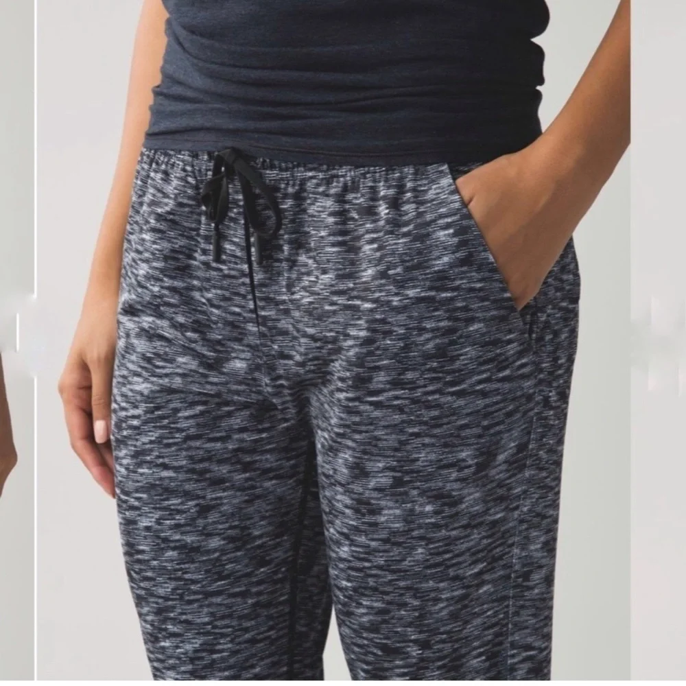 LULULEMON Jet Crop Slim Size 8 Static White, EEUC - Picture 2 of 8